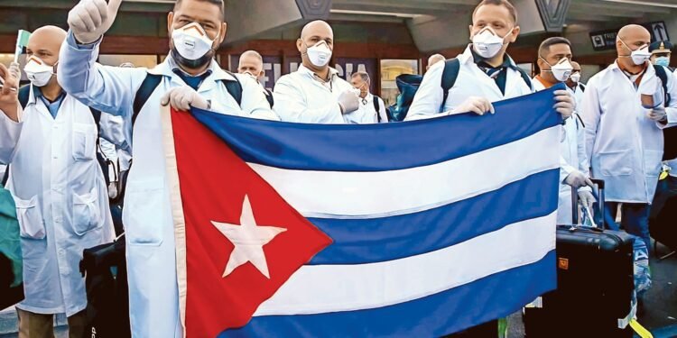 Honduras cancelará convenio con Cuba; 169 médicos deberán abandonar el país