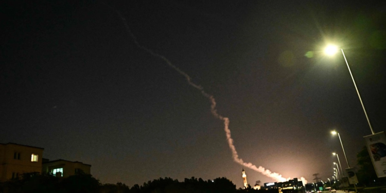 Cuatro heridos en aeropuerto de Dubái a causa de un ataque con misiles iraníes