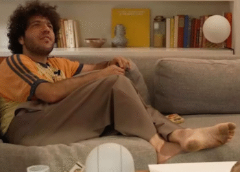 Benny Blanco, esposo de Selena Gomez, recibe críticas por mostrar falta de higiene en sus pies en su nuevo podcast