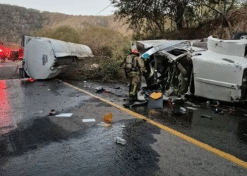 Pipa vuelca con más de 34 mil litros en la carretera federal 200 en Chamela, Jalisco
