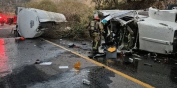 Pipa vuelca con más de 34 mil litros en la carretera federal 200 en Chamela, Jalisco