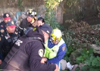 Policías y bomberos rescatan a seis personas de incendio en Azcapotzalco