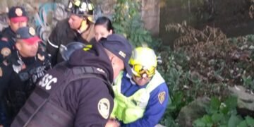 Policías y bomberos rescatan a seis personas de incendio en Azcapotzalco