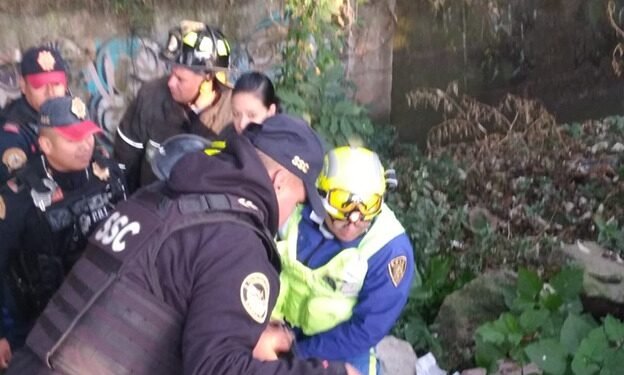 Policías y bomberos rescatan a seis personas de incendio en Azcapotzalco