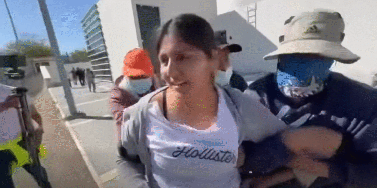 Pobladores retienen por la fuerza a alcaldesa de San Agustín Amantengo