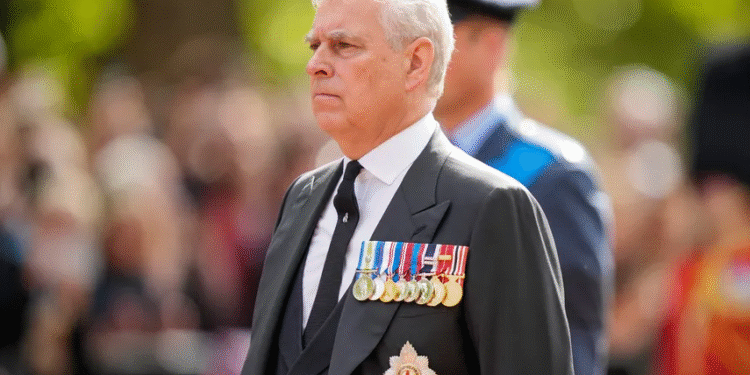 En menos de 24 horas, liberan “bajo investigación” al ex príncipe Andrés por presunto envío de documentos a Epstein