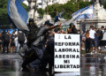Reprimen en Buenos Aires protesta contra reforma laboral de Milei; al menos 15 detenidos