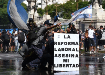 Reprimen en Buenos Aires protesta contra reforma laboral de Milei; al menos 15 detenidos