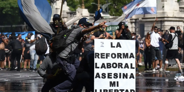 Reprimen en Buenos Aires protesta contra reforma laboral de Milei; al menos 15 detenidos