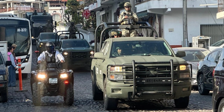 Refuerzan seguridad en Puerto Vallarta con 300 militares y 40 vehículos tácticos