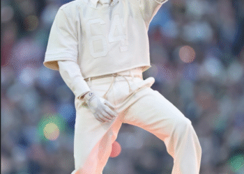 “Juntos somos América”, el mensaje en el balón que cargó Bad Bunny en el Halftime Show del Super Bowl