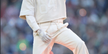 “Juntos somos América”, el mensaje en el balón que cargó Bad Bunny en el Halftime Show del Super Bowl