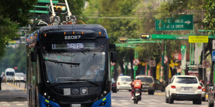 Tres líneas de trolebús tendrán horario especial por concierto de Shakira en el Zócalo