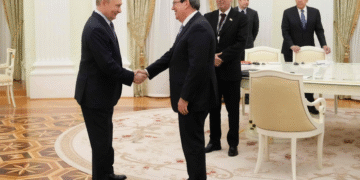 Putin se reúne con canciller cubano y menciona que restricciones de EU a la isla son inaceptables.