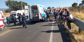 Volcadura de camión de pasajeros en la Xochimilco-Oaxtepec deja ocho muertos y 16 heridos