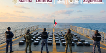 Aseguran dos toneladas de presunta cocaína en operación marítima