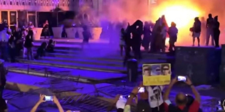 Detienen a 14 personas durante 8M en Campeche; hay 23 policías lesionadas