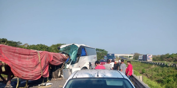 Accidente en la autopista Cosamaloapan-Acayucan deja cuatro fallecidos y 13 lesionados