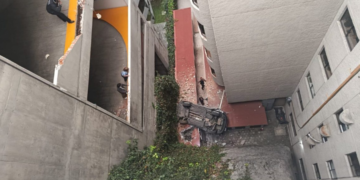 Rescatan a 3 que caen en vehículo unos 10 metros en Cuajimalpa