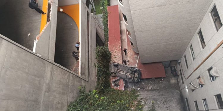 Rescatan a 3 que caen en vehículo unos 10 metros en Cuajimalpa