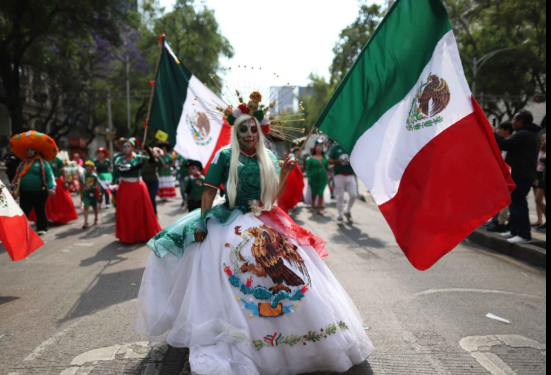 Celebran en la CDMX desfile de Catrinas Mundialistas previo al Mundial 2026