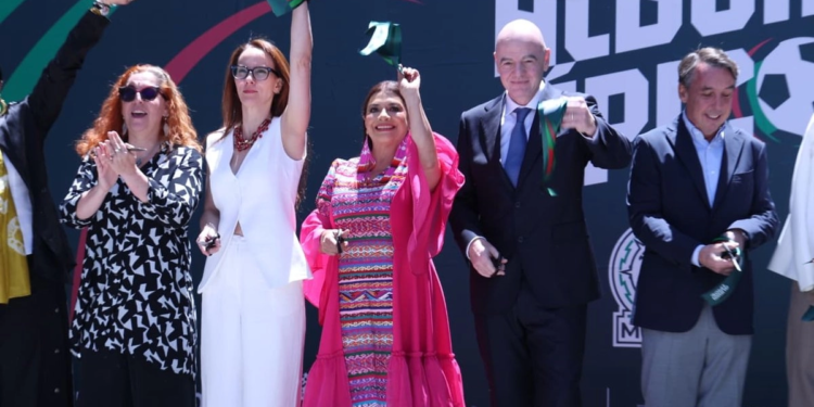 Brugada e Infantino inauguran exposición de memorabilia futbolística en Iztapalapa