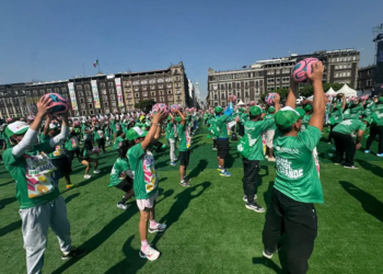 Rompen récord Guinness con ‘La clase de futbol más grande del mundo’; asistieron 9 mil 500 personas