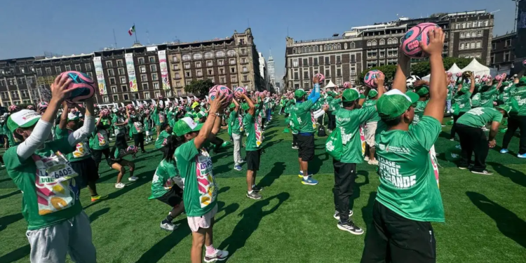 Rompen récord Guinness con ‘La clase de futbol más grande del mundo’; asistieron 9 mil 500 personas