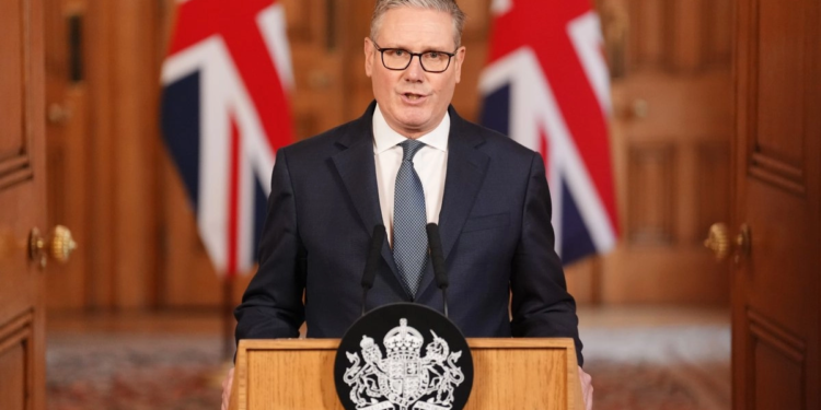 Reino Unido acepta que EU utilice sus bases para destruir misiles iraníes