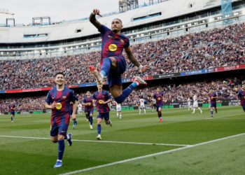 Barcelona vence al Sevilla con triplete de Raphinha