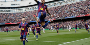 Barcelona vence al Sevilla con triplete de Raphinha