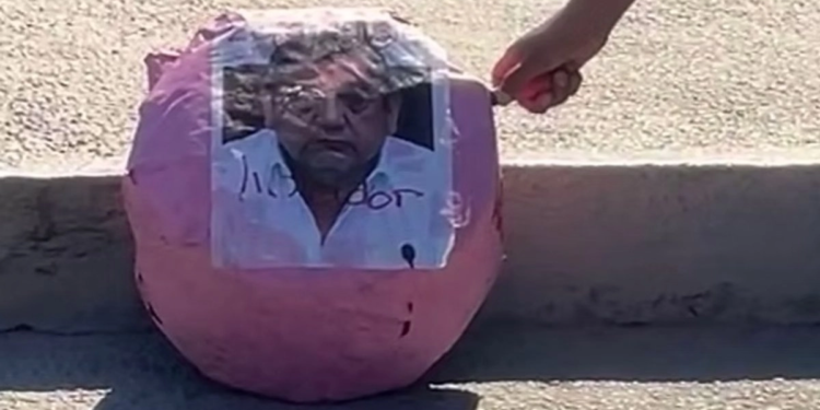 Mujeres queman figura de Félix Salgado Macedonio en marcha del 8M en Guerrero