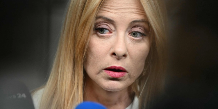 Abucheos a Meloni y Salvini en el funeral del histórico ultraderechista italiano Umberto Bossi