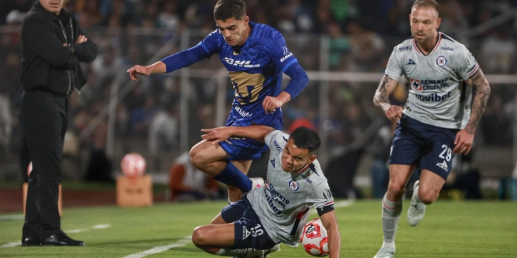 Los Pumas rescatan el empare ante el líder Cruz Azul