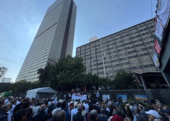 Trabajadores petroleros de Tabasco protestan contra “trato indigno” del sistema de pensiones