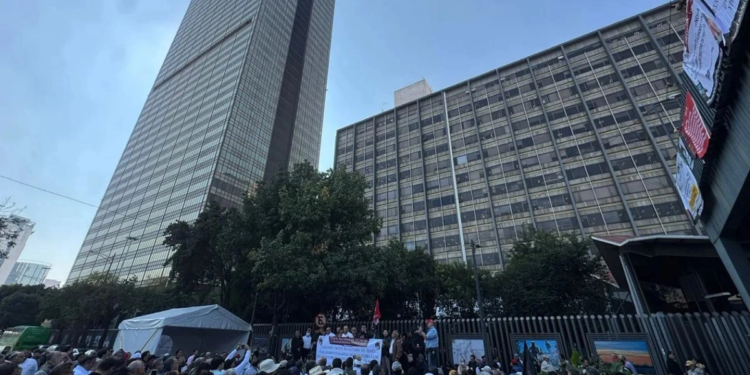 Trabajadores petroleros de Tabasco protestan contra “trato indigno” del sistema de pensiones