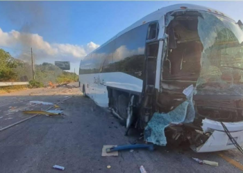 Accidente de autobús y camión repartidor en Quintana Roo deja un muerto y 18 lesionados