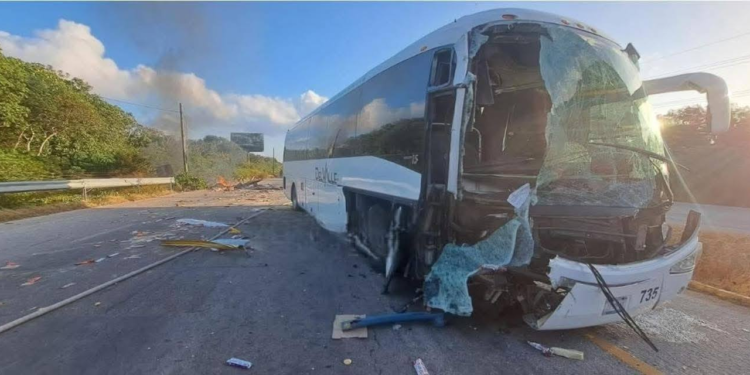 Accidente de autobús y camión repartidor en Quintana Roo deja un muerto y 18 lesionados