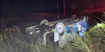 Autobús con 27 pasajeros vuelca en la carretera 101 en Tamaulipas; hay 10 heridos