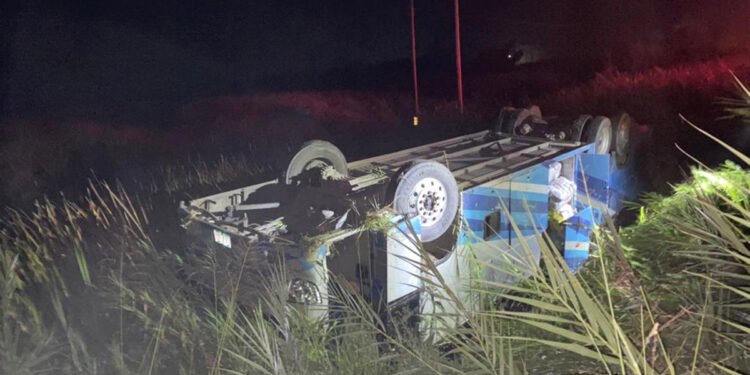 Autobús con 27 pasajeros vuelca en la carretera 101 en Tamaulipas; hay 10 heridos