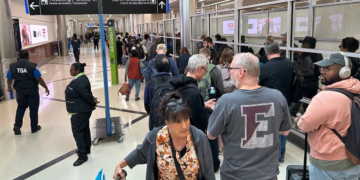 Trump amenaza con apostar agentes del ICE en aeropuertos