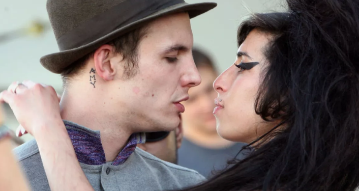 A 15 años de la muerte de Amy Winehouse, su exesposo niega responsabilidad: “Hizo lo que quiso”