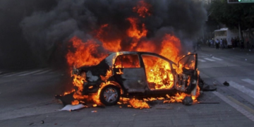 Bloquean la carretera Pátzcuaro-Uruapan con camionetas incendiadas