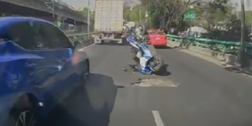 Mujer Queda Atrapada en Rejilla Metálica de Drenaje en el Centro Histórico