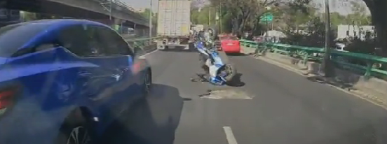 Mujer Queda Atrapada en Rejilla Metálica de Drenaje en el Centro Histórico