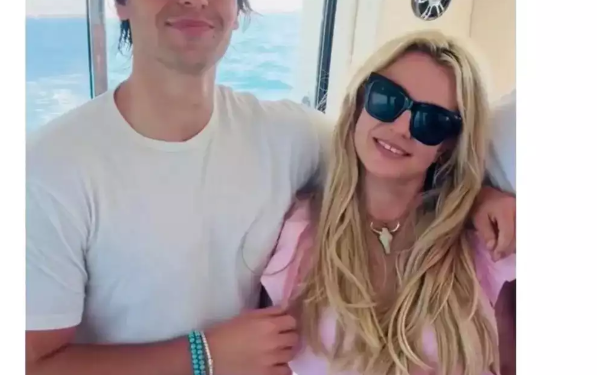 Britney Spears reaparece con su hijo en un yate tras ser detenida por manejar en estado de ebriedad