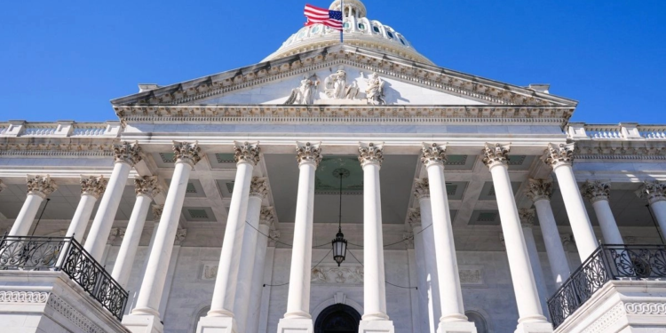 Senado de EU respalda ofensiva de Trump contra Irán