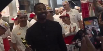 ¡Olvidó la dieta! Michael B. Jordan celebró su Oscar con hamburguesas y papas