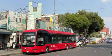 Metrobús Choca Contra Auto en la Colonia Centro en la Alcaldía Cuauhtémoc