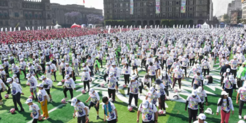 Récord Guinness: 9 mil 500 personas en la clase de futbol